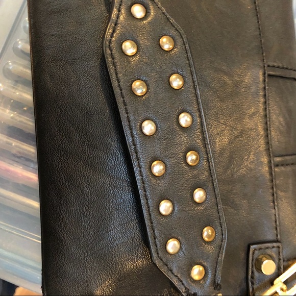 Guess women’s Shoulder Bag.  black.  Gold studs  Chain Strap - Picture 10 of 12